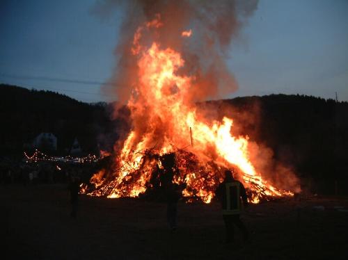 Osterfeuer auf dem Hallenscheid